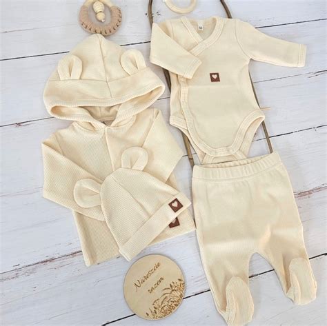 Kūdikio kraitelis su būtiniausiais daiktais