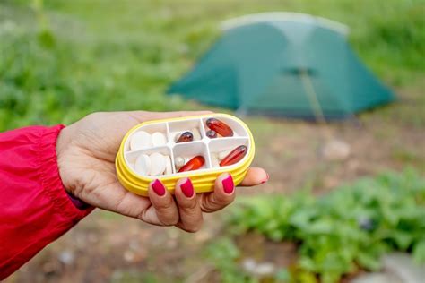 moters ranka laiko vaistų buteliuką
