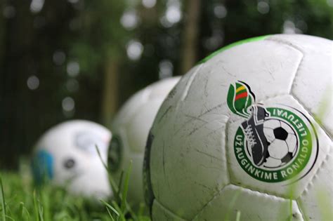 Jaunas Džo Baronas su futbolo kamuoliu