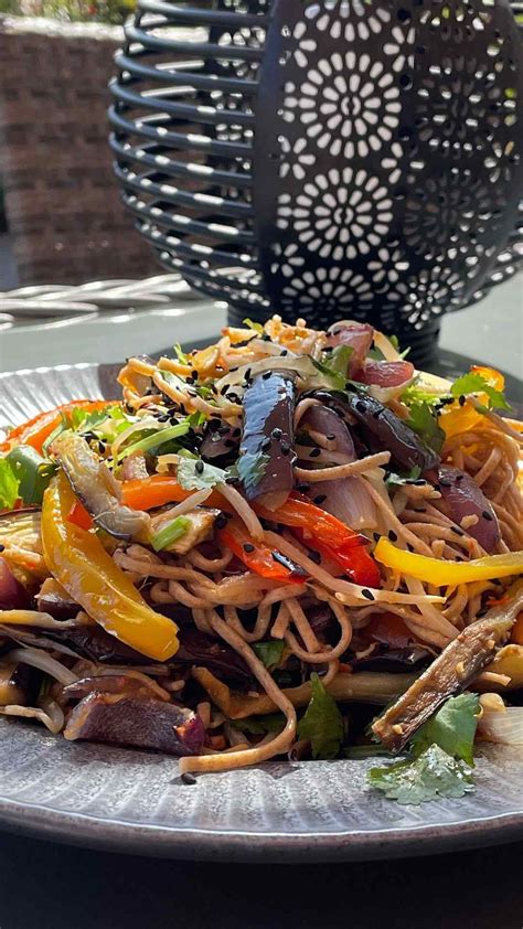 Dubuo su makaronais ir daržovėmis