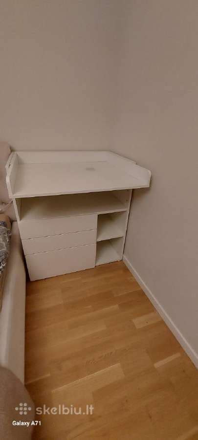 kūdikio vystymo stalas su stalčiais