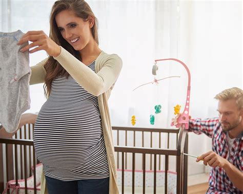 Nėščia moteris ramiai sėdi laukdama kūdikio