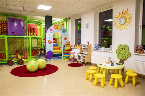 Vaikų žaidimų kambarys su balionais