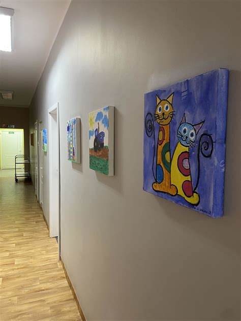 Darželio interjeras su vaikų piešiniais ant sienų