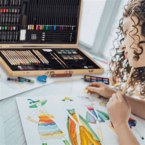 Vaikų piešimo kampelis su spalvotais pieštukais