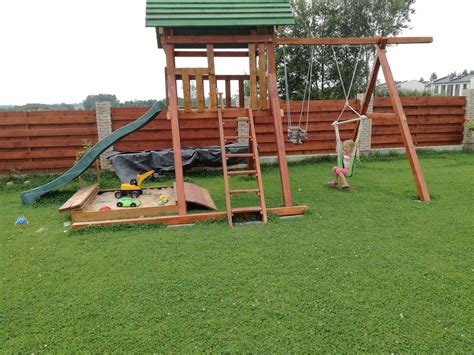 Darželio kiemas su žaidimų aikštele