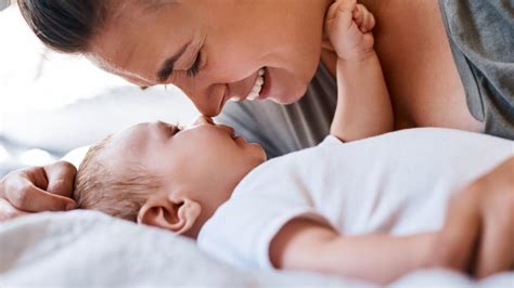 Laiminga mama su kūdikiu ir rankine