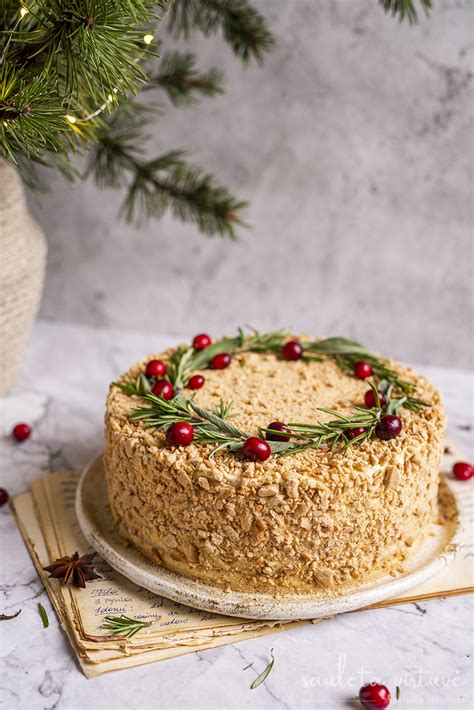 Medaus tortas, papuoštas 