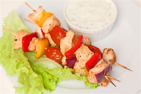 Kalakutienos vėrinukai, sudėlioti vaivorykštės spalvomis