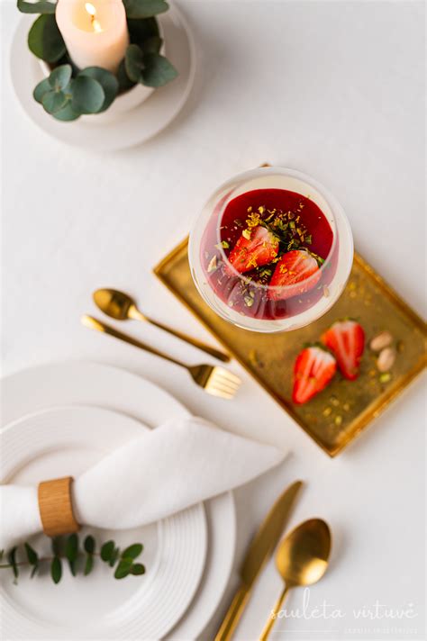 Maži stiklainėliai su medumi ir uogiene, kaip segnaposto