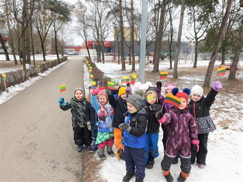 Vaikai su Lietuvos vėliavėlėmis