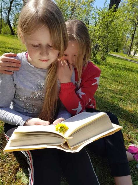 šeima skaito pasaką