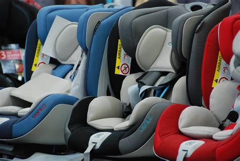 įvairių tipų automobilinės kėdutės