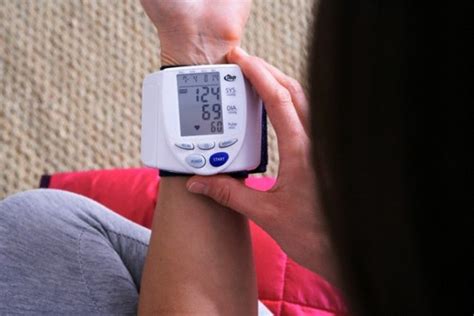 Žmonės tikrinasi kraujospūdį