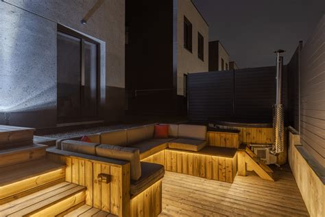 Mergina prie upės kranto