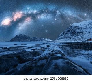 Naktinis dangus virš jūros su mėnuliu ir žvaigždėmis