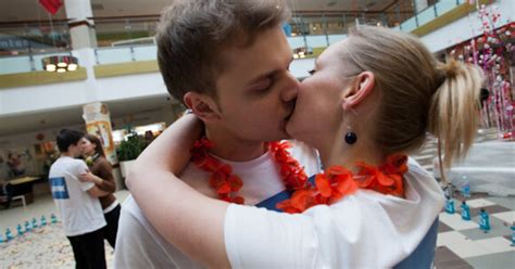 poros bučiavimosi romantiškame fone