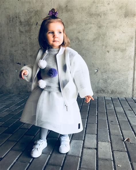 Nuotrauka su Sbrodolinos lėle, demonstruojanti jos mielą veidą ir rūbų detales