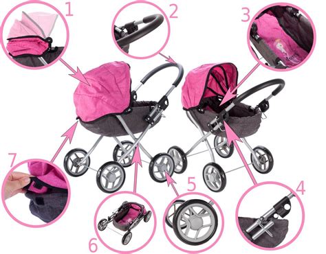 Mergaitė žaidžia su lėlių vežimėliu lauke