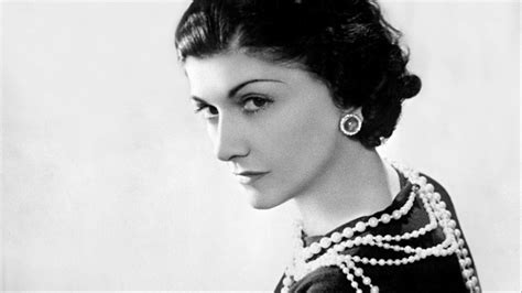 Coco Chanel jaunystėje dainuojanti kavinėje