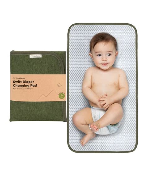 vaikas ir sauskelnių keitimo reikmenys