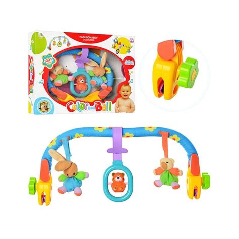 vaikas liečia žaislą ant vežimėlio, lavindamas lytėjimo pojūčius