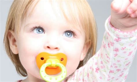 Naujagimis su čiulptuku