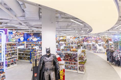 Žaislų parduotuvės vitrina su įvairiais žaislais berniukams