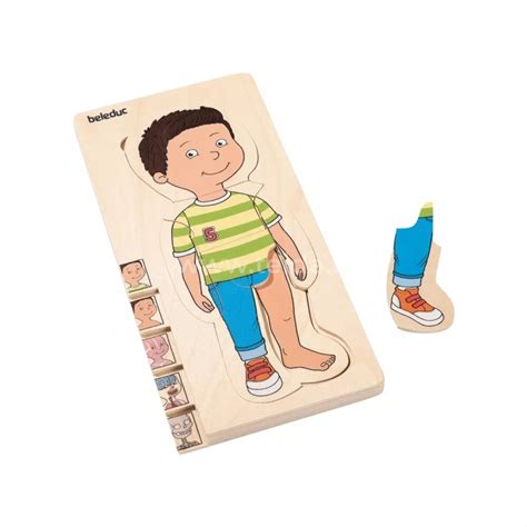 Berniukas, susikaupęs statantis sudėtingą konstruktorių