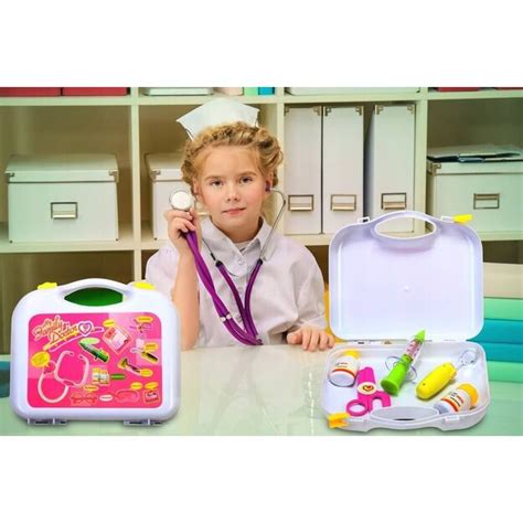 Vaikas, apsirengęs gydytojo chalatu, žaidžia su medicininiais instrumentais