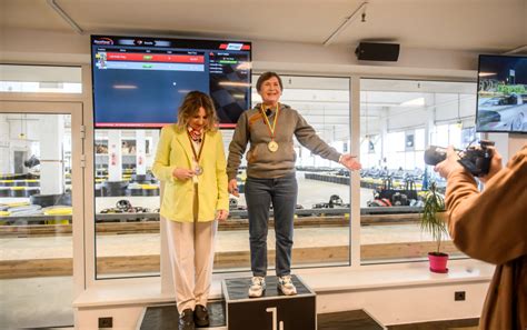 moteris sportuoja gamtoje