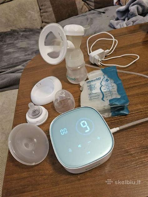 Moteris, naudojanti elektrinį pientraukį