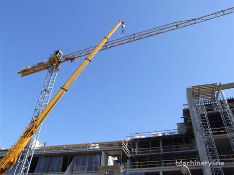 bokštinis kranas stadiono statybvietėje