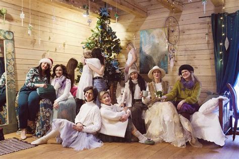 Moterų grupė švenčia 