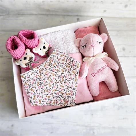 Rankų darbo gimimo lankas su siuvinėtu vardu