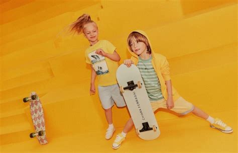 Mergaitė vilkinti džinsinius šortus su taškeliais