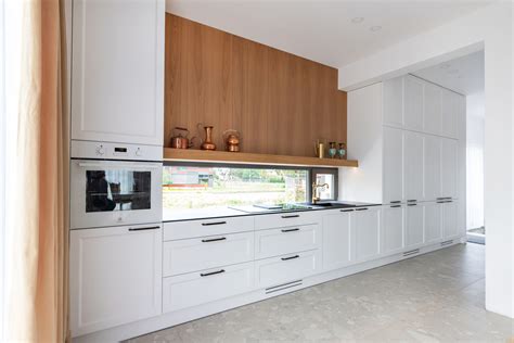 Klasikinė virtuvė su rėmelinėmis durelėmis ir medžio detalėmis