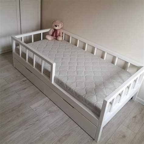 įvairių stilių vaikiškos lovytės