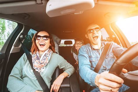 Šeima automobilyje su vaikais