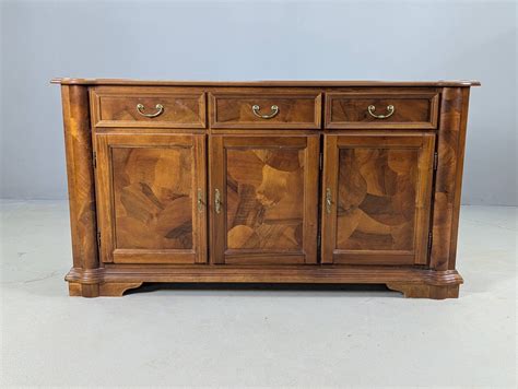 Iš arti matoma medžio tekstūra ant IKEA komodos