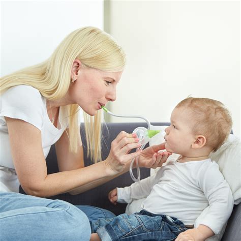 kūdikis naudojantis nosies aspiratorių