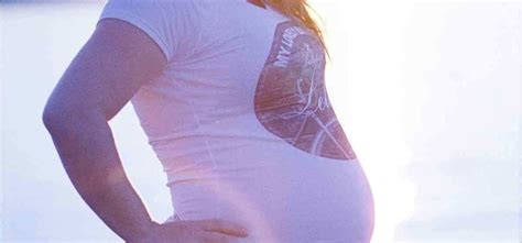 Simbolinė nuotrauka, vaizduojanti nėščios moters siluetą