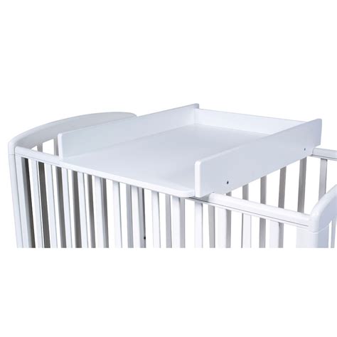 Įvairūs kūdikio priežiūros reikmenys ant vystymo stalo