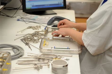 Moteris, atliekanti dirbtinio apvaisinimo procedūrą