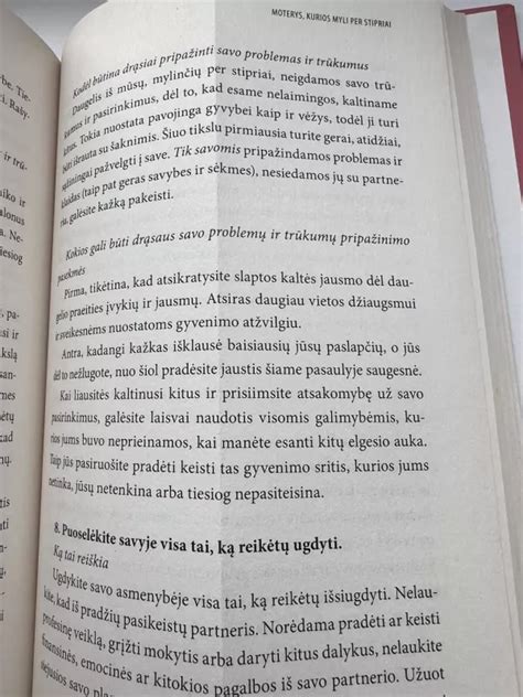 Dvi moterys, besišnekučiuojančios ir besidalinančios patirtimi