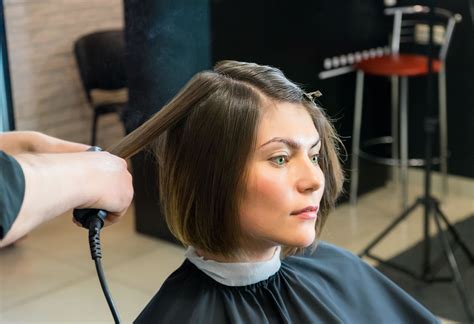 Moteris dirba kirpykloje