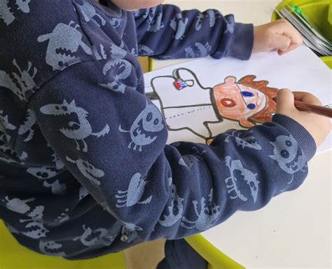 vaikai piešia su pirštukais