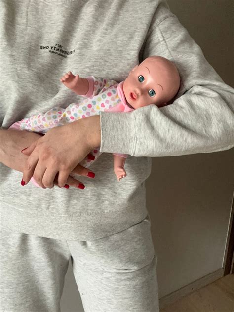 kūdikio rankytės laikančios suaugusiojo pirštą