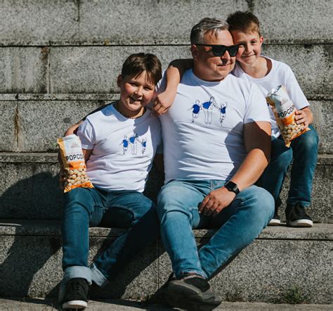 Vaizdas su žvaigždėmis ir vaikų siluetais