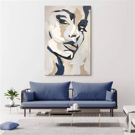 Nėščios moters portretas su švelnia šypsena